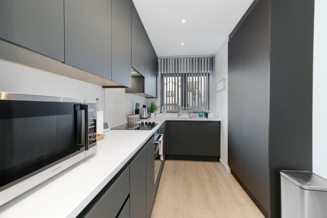 Modern 4 Bedroom House With Parking In Farnham Royal, Slough By 360Stays المظهر الخارجي الصورة