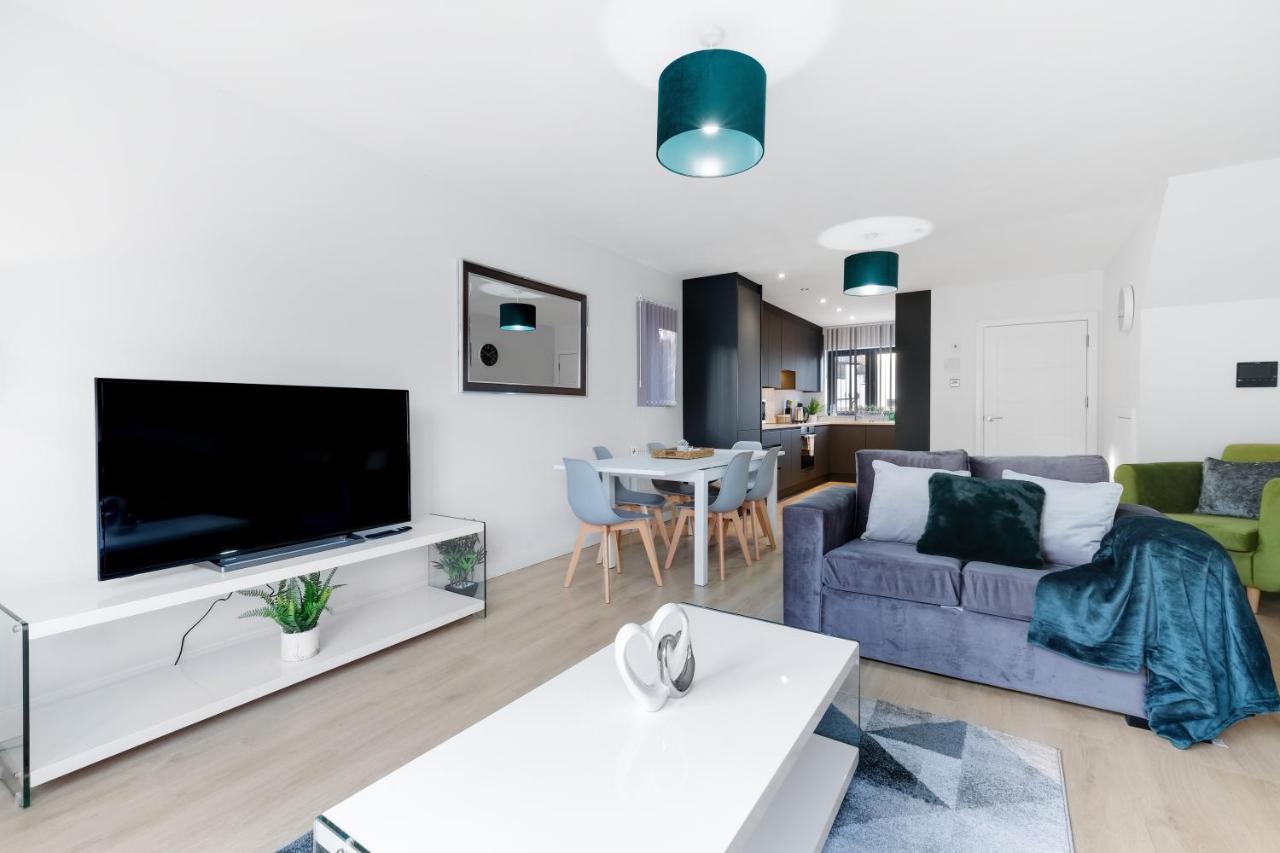 Modern 4 Bedroom House With Parking In Farnham Royal, Slough By 360Stays المظهر الخارجي الصورة