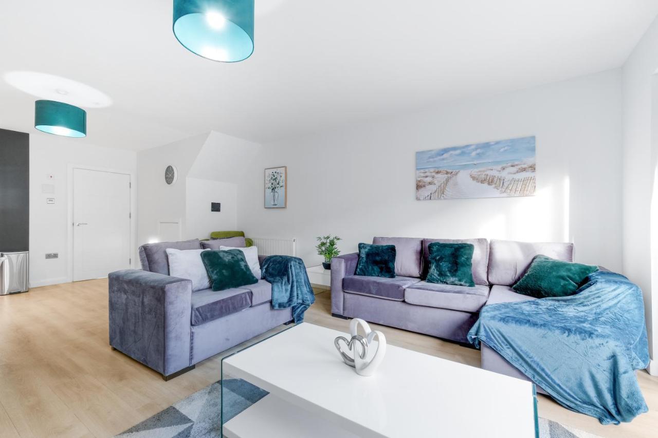 Modern 4 Bedroom House With Parking In Farnham Royal, Slough By 360Stays المظهر الخارجي الصورة