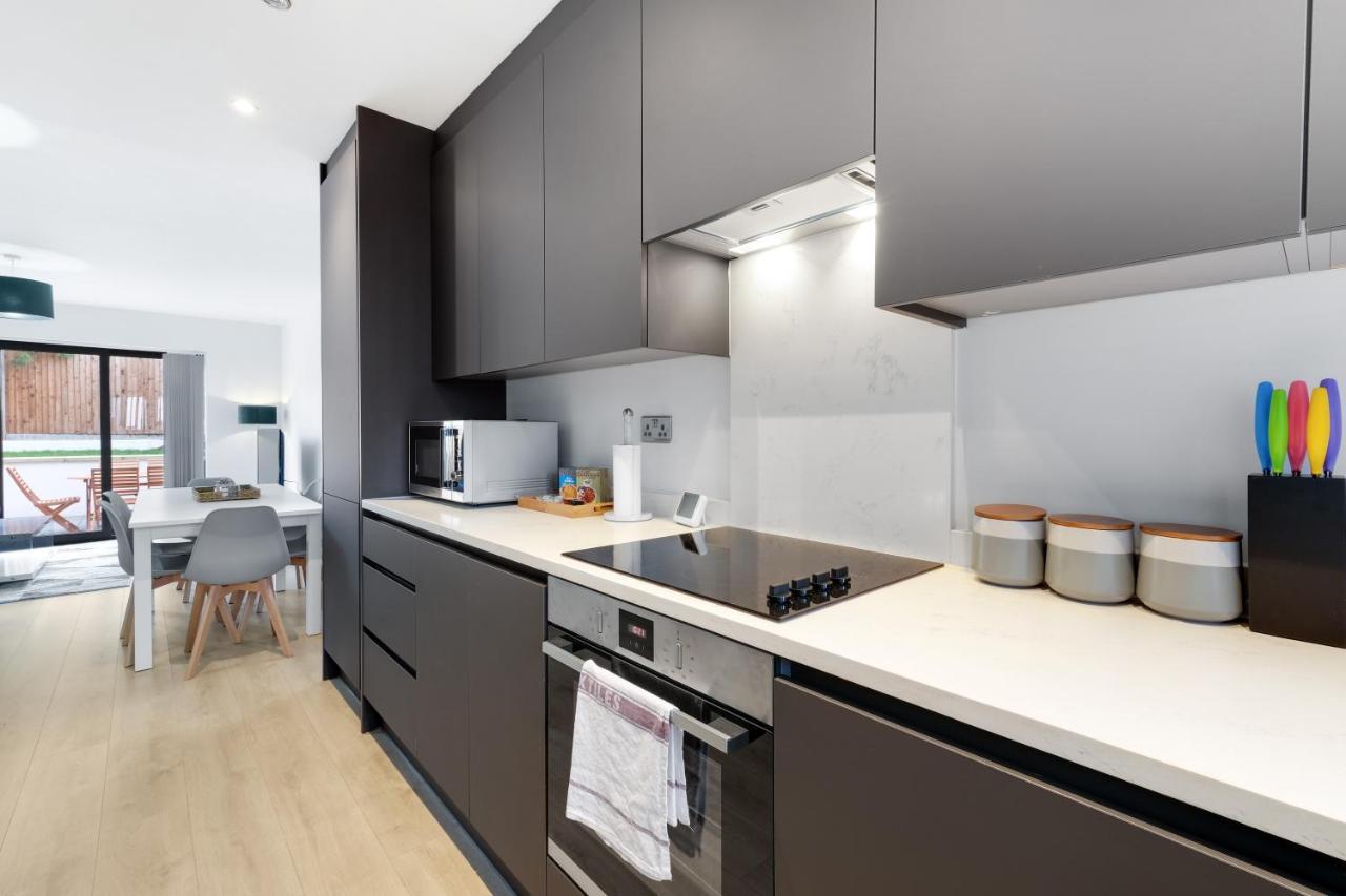 Modern 4 Bedroom House With Parking In Farnham Royal, Slough By 360Stays المظهر الخارجي الصورة