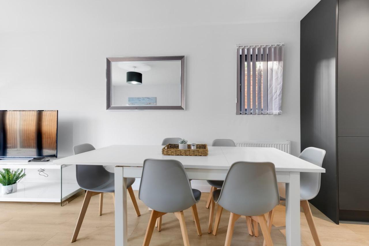 Modern 4 Bedroom House With Parking In Farnham Royal, Slough By 360Stays المظهر الخارجي الصورة