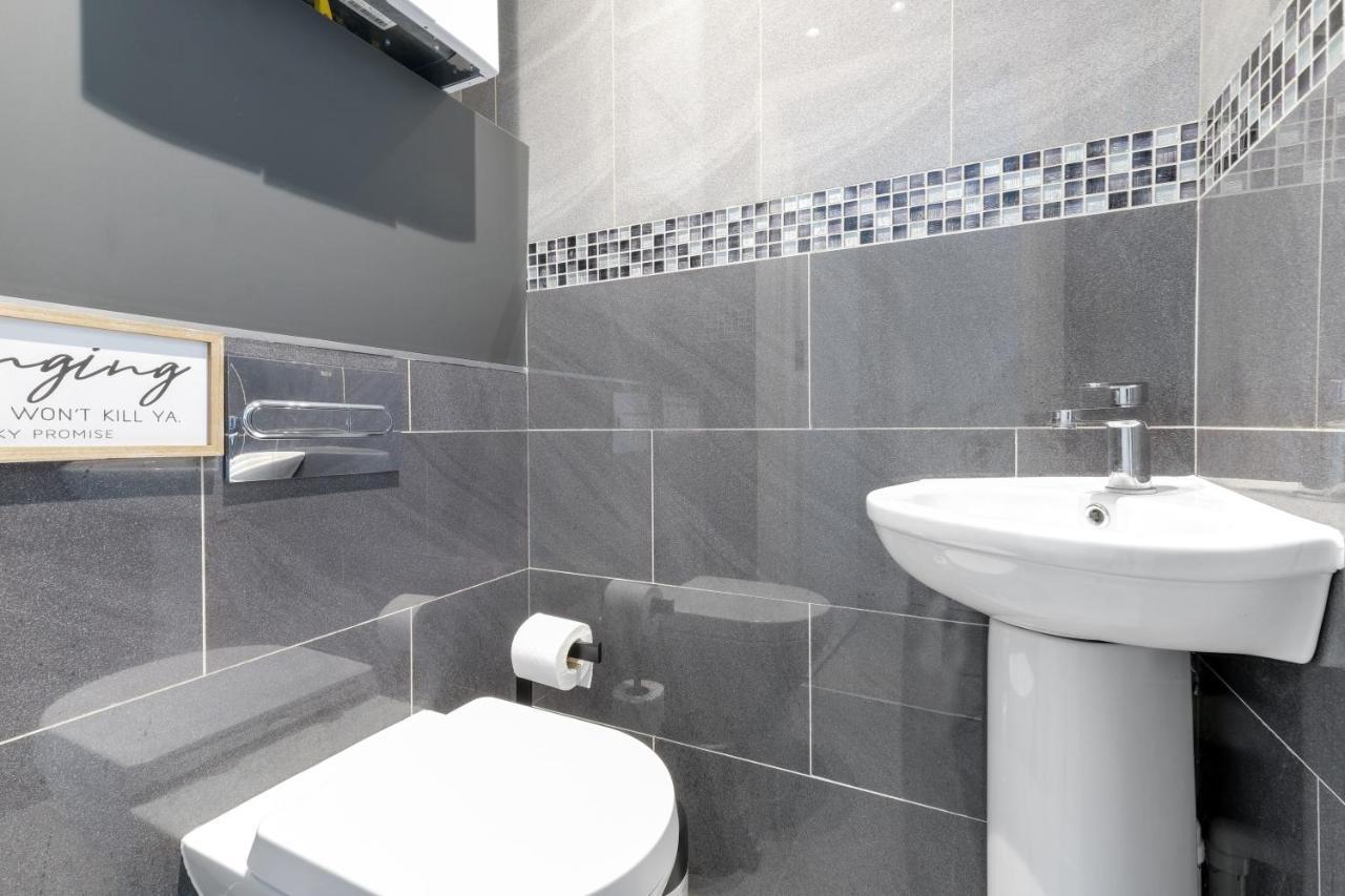 Modern 4 Bedroom House With Parking In Farnham Royal, Slough By 360Stays المظهر الخارجي الصورة