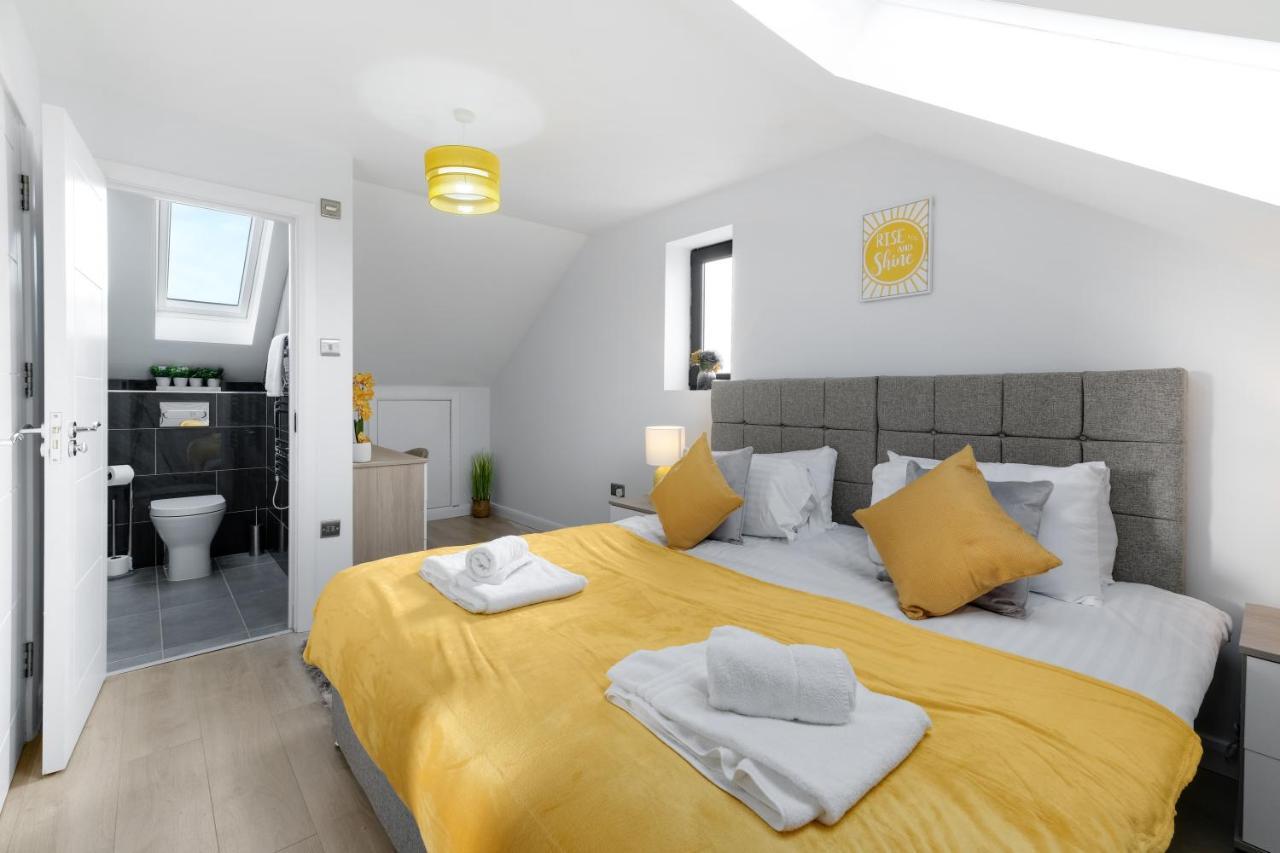 Modern 4 Bedroom House With Parking In Farnham Royal, Slough By 360Stays المظهر الخارجي الصورة