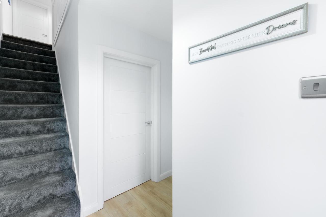 Modern 4 Bedroom House With Parking In Farnham Royal, Slough By 360Stays المظهر الخارجي الصورة