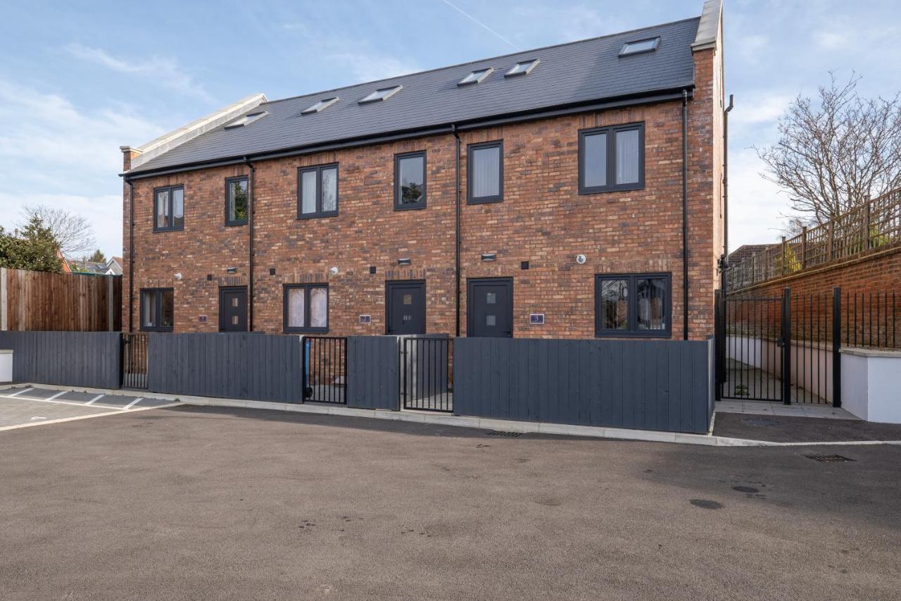 Modern 4 Bedroom House With Parking In Farnham Royal, Slough By 360Stays المظهر الخارجي الصورة