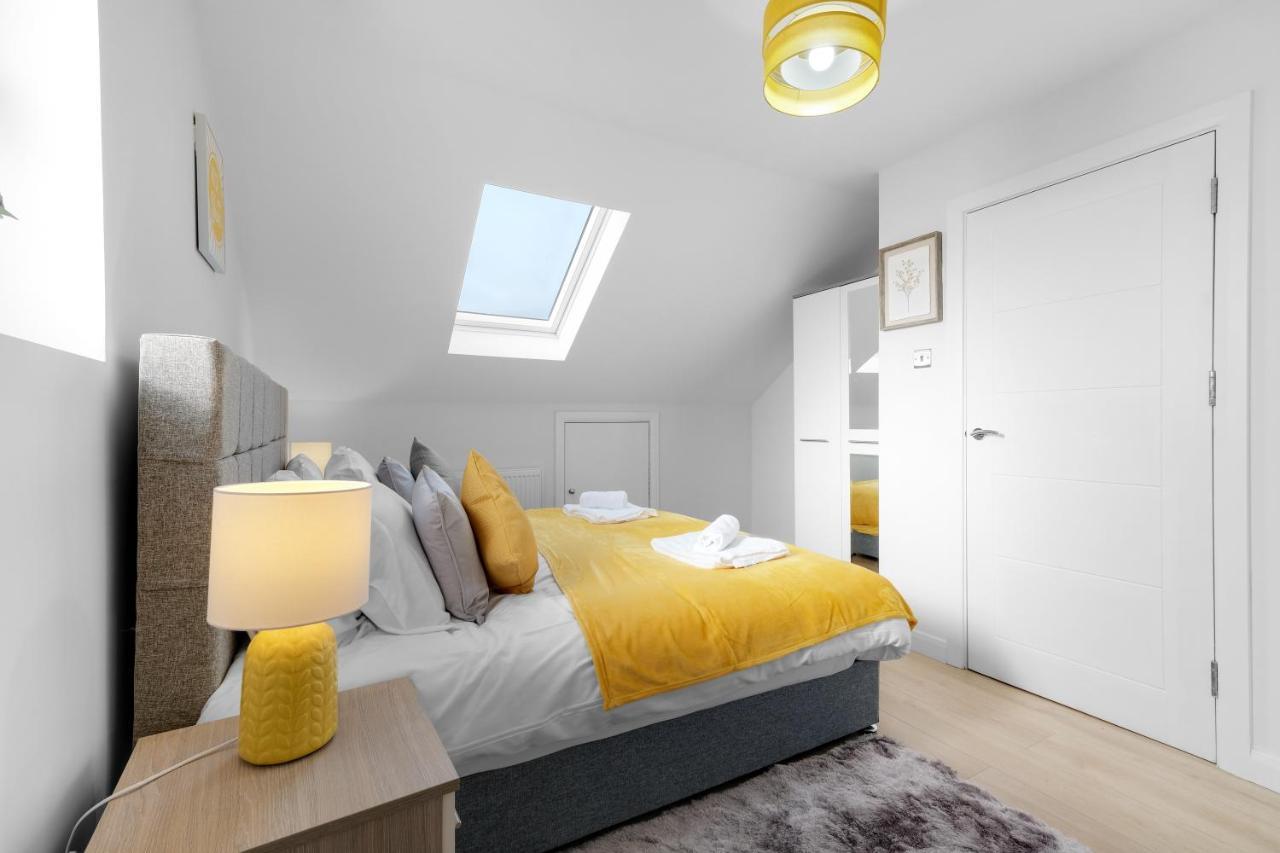 Modern 4 Bedroom House With Parking In Farnham Royal, Slough By 360Stays المظهر الخارجي الصورة
