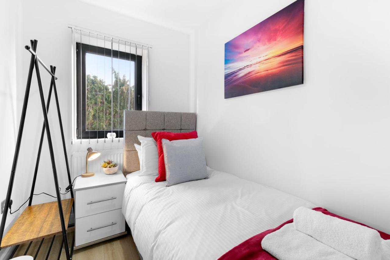 Modern 4 Bedroom House With Parking In Farnham Royal, Slough By 360Stays المظهر الخارجي الصورة