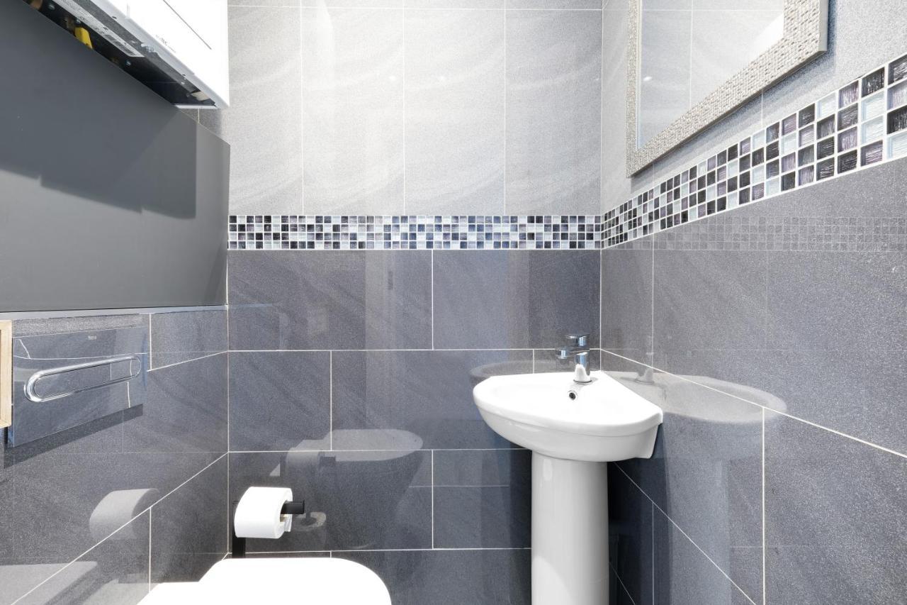 Modern 4 Bedroom House With Parking In Farnham Royal, Slough By 360Stays المظهر الخارجي الصورة