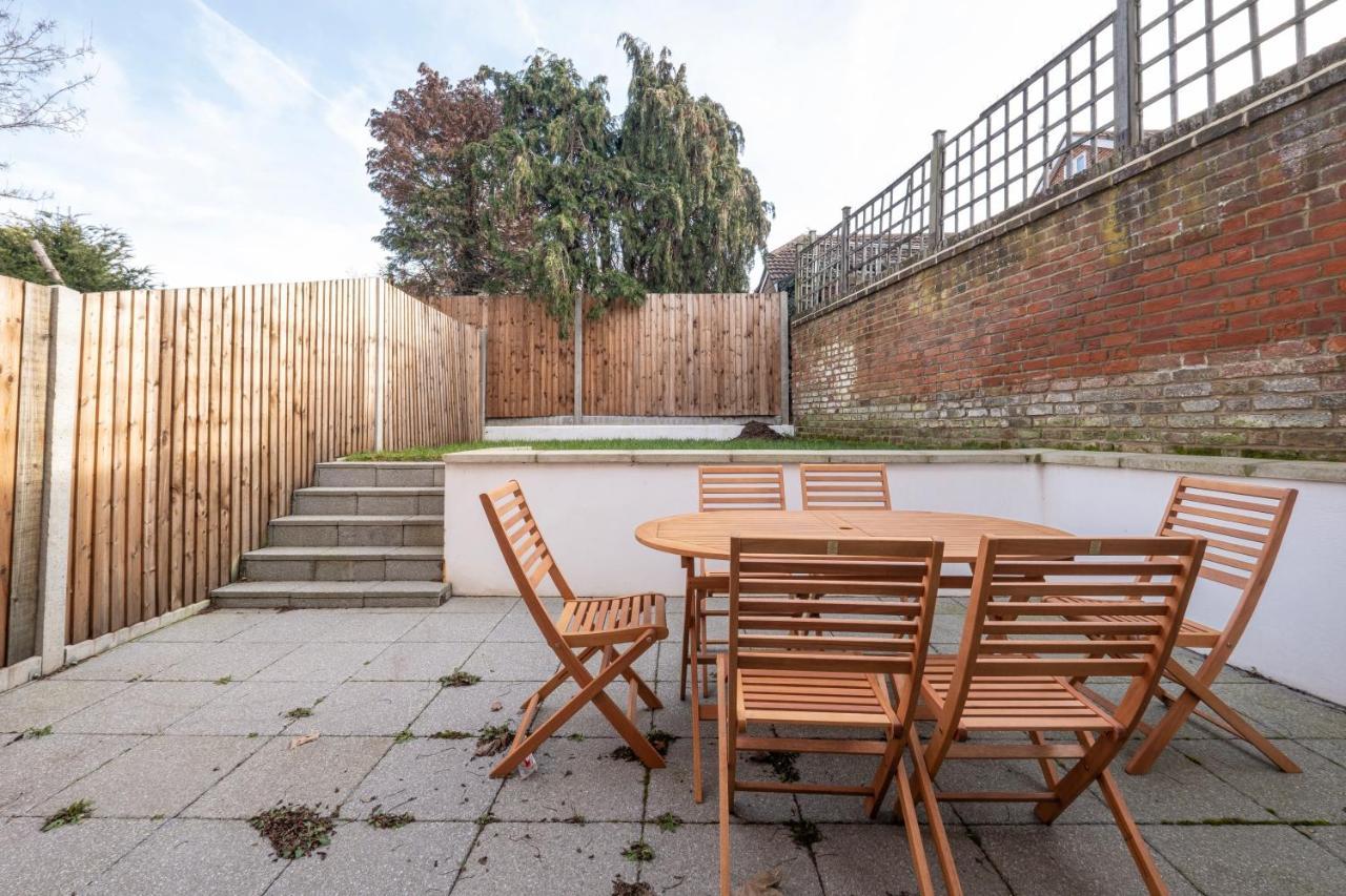 Modern 4 Bedroom House With Parking In Farnham Royal, Slough By 360Stays المظهر الخارجي الصورة