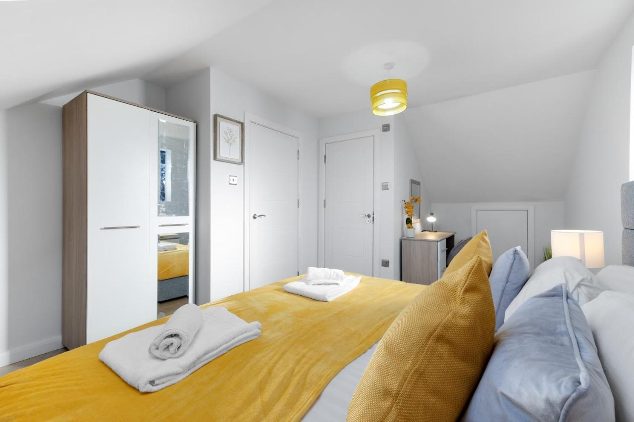 Modern 4 Bedroom House With Parking In Farnham Royal, Slough By 360Stays المظهر الخارجي الصورة