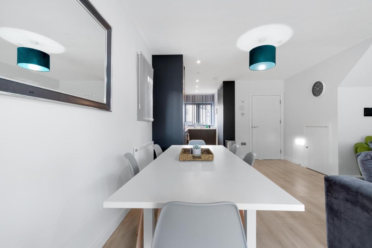Modern 4 Bedroom House With Parking In Farnham Royal, Slough By 360Stays المظهر الخارجي الصورة
