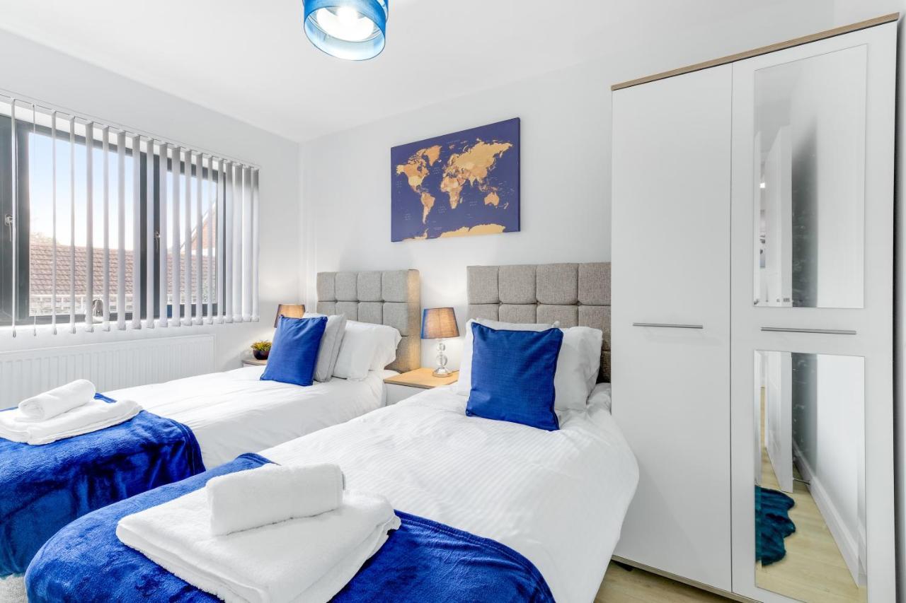 Modern 4 Bedroom House With Parking In Farnham Royal, Slough By 360Stays المظهر الخارجي الصورة