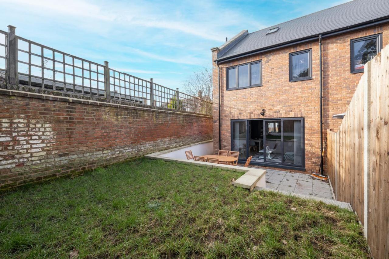 Modern 4 Bedroom House With Parking In Farnham Royal, Slough By 360Stays المظهر الخارجي الصورة
