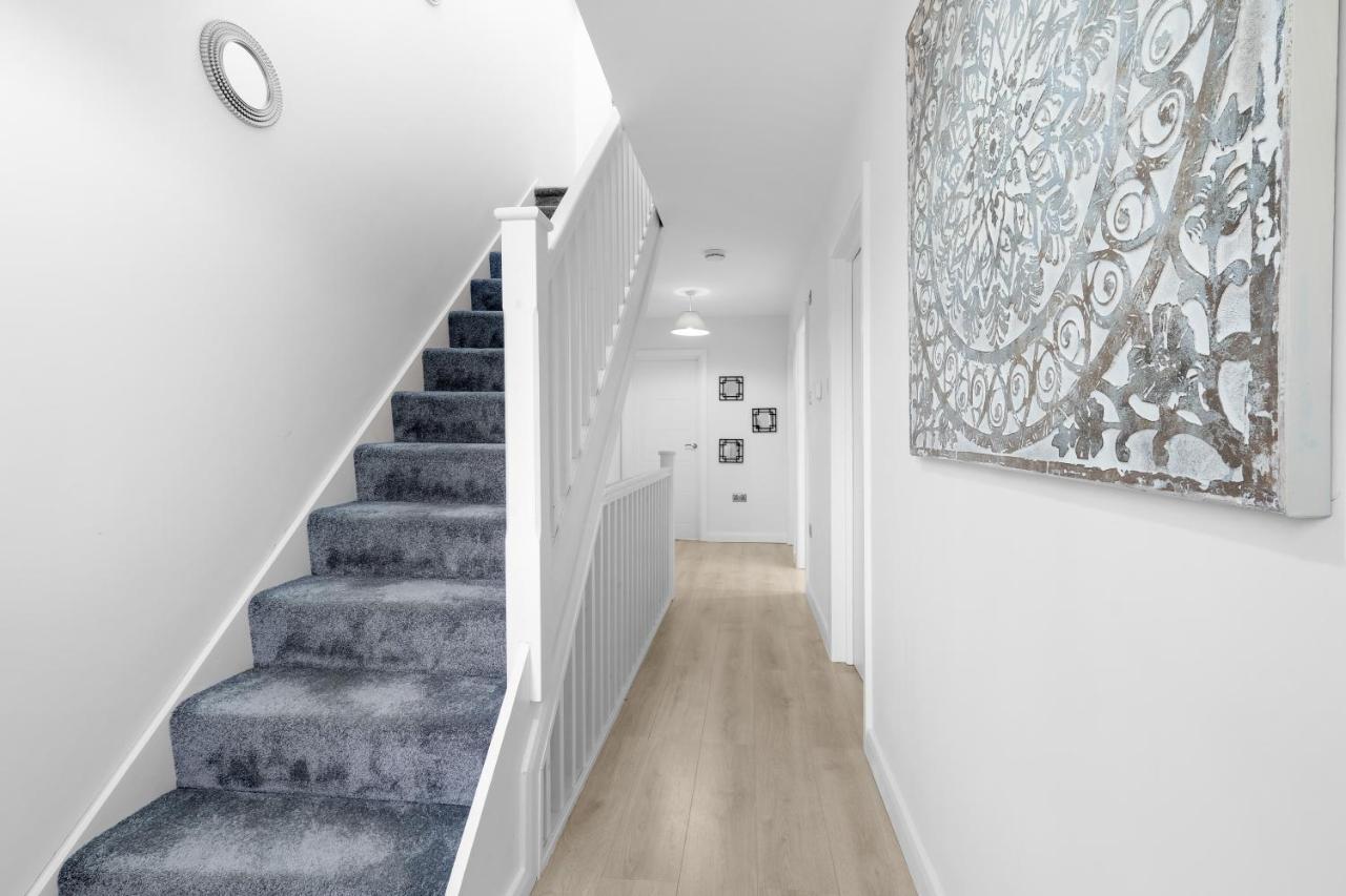 Modern 4 Bedroom House With Parking In Farnham Royal, Slough By 360Stays المظهر الخارجي الصورة